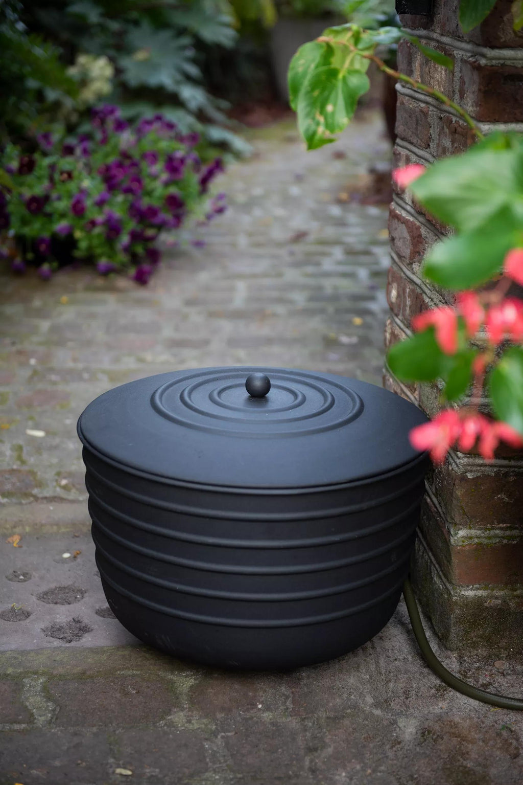 Matte Black Ribbed Hose Pot with Lid
